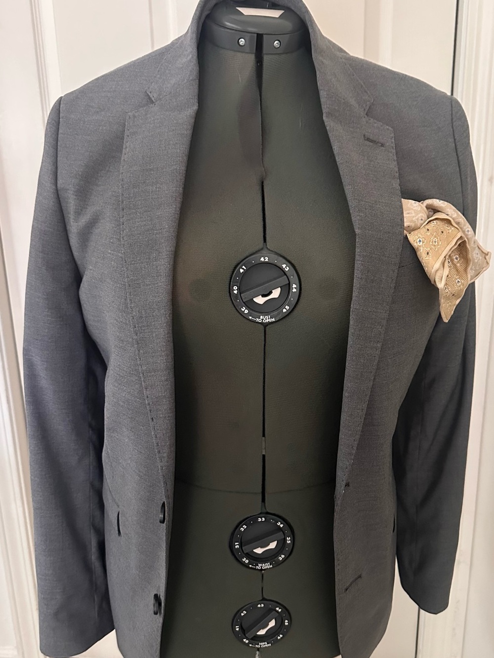 jf j.ferrar Charcoal Gray Sport Coat with Pocket Square